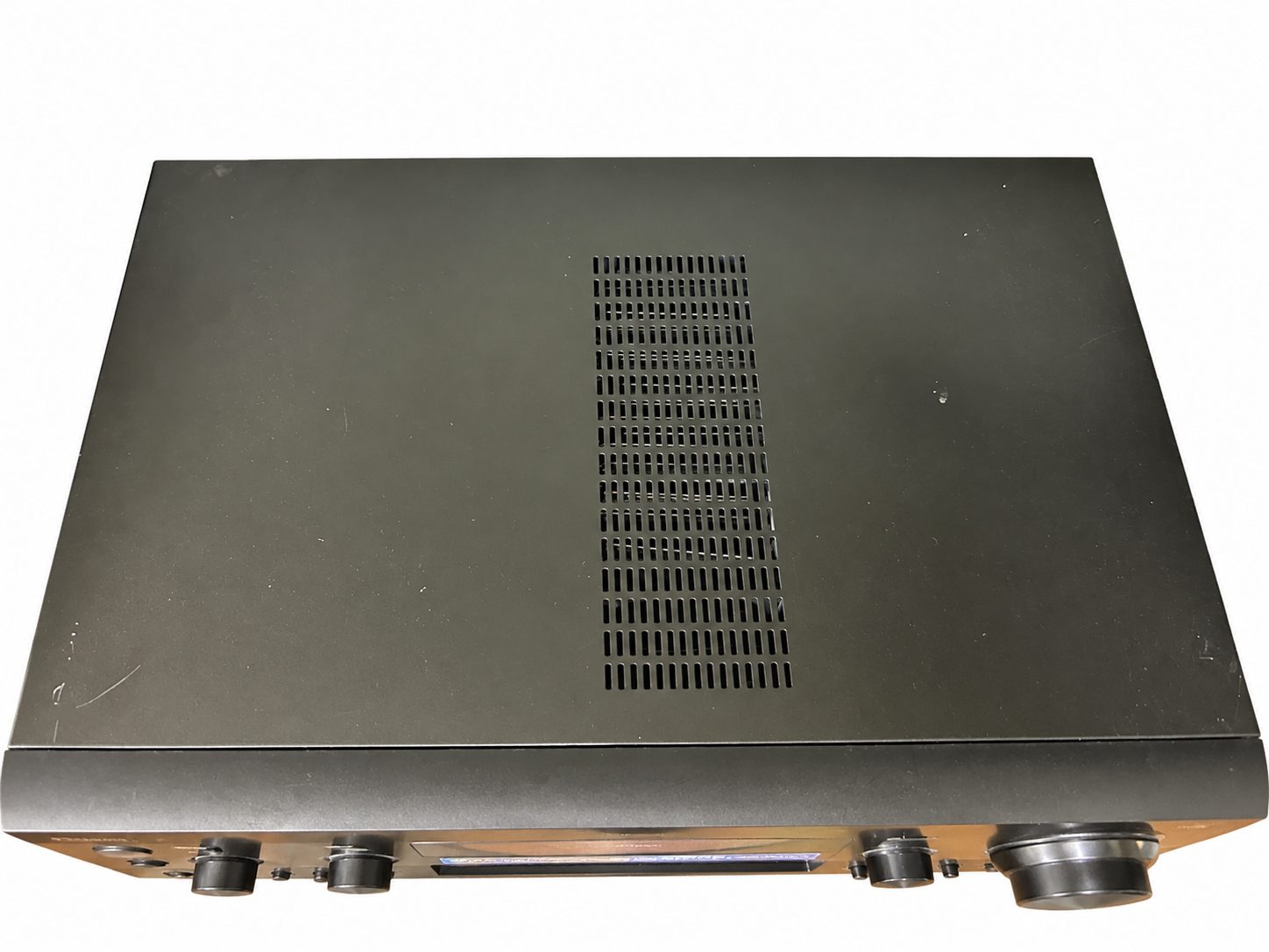 Amplificador negro con rejilla de ventilación