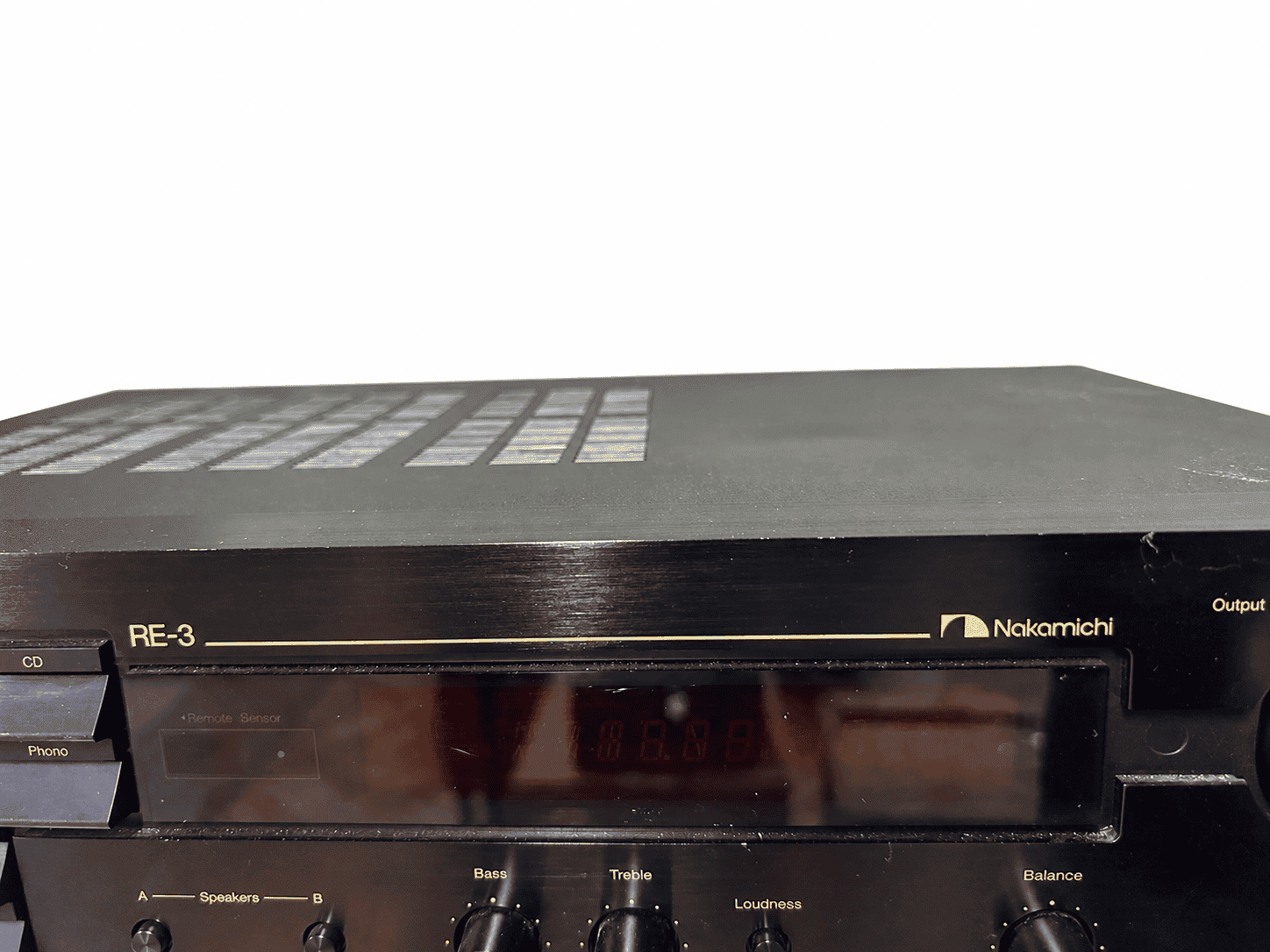 Amplificador Nakamichi RE-3 sobre fondo blanco