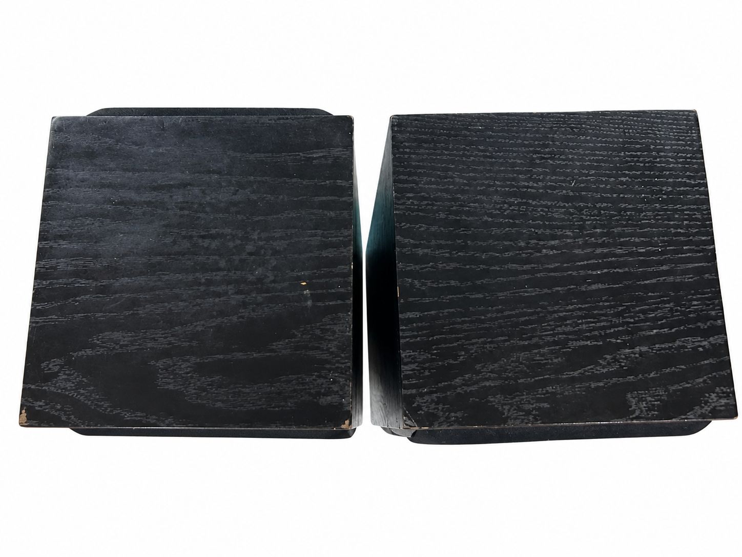 Dos cubos de madera negra texturizada