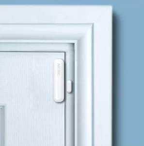 Proteja su hogar. Door / Window Sensor 7 es su primera línea de defensa contra un intruso. En el instante en que se abre una puerta o ventana, su sistema de automatización puede alertarlo y activar sirenas, cámaras y otros dispositivos de seguridad compatibles. A veces lo sabrá incluso antes de que se abra algo. Con el algoritmo™ de intrusión espacial patentado de Aeotec integrado y cuando se combina con un software compatible, detecta algunos robos antes de que ocurran, alertándolo antes de que alguien ingrese. 